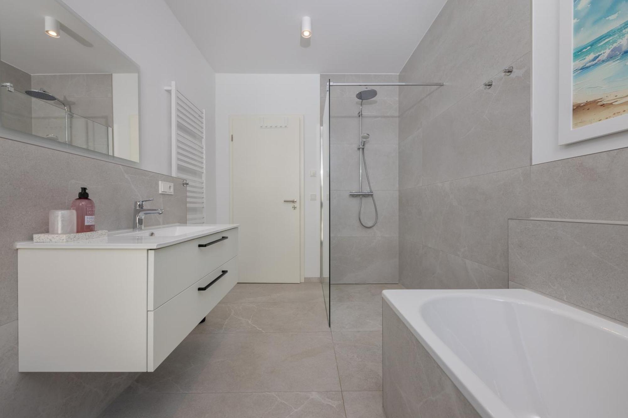 Ferienwohnung Strom Acht - Modern Frisch Inkl Stellplatz, Balkon - 200M Zum Alten Strom Rostock Eksteriør billede
